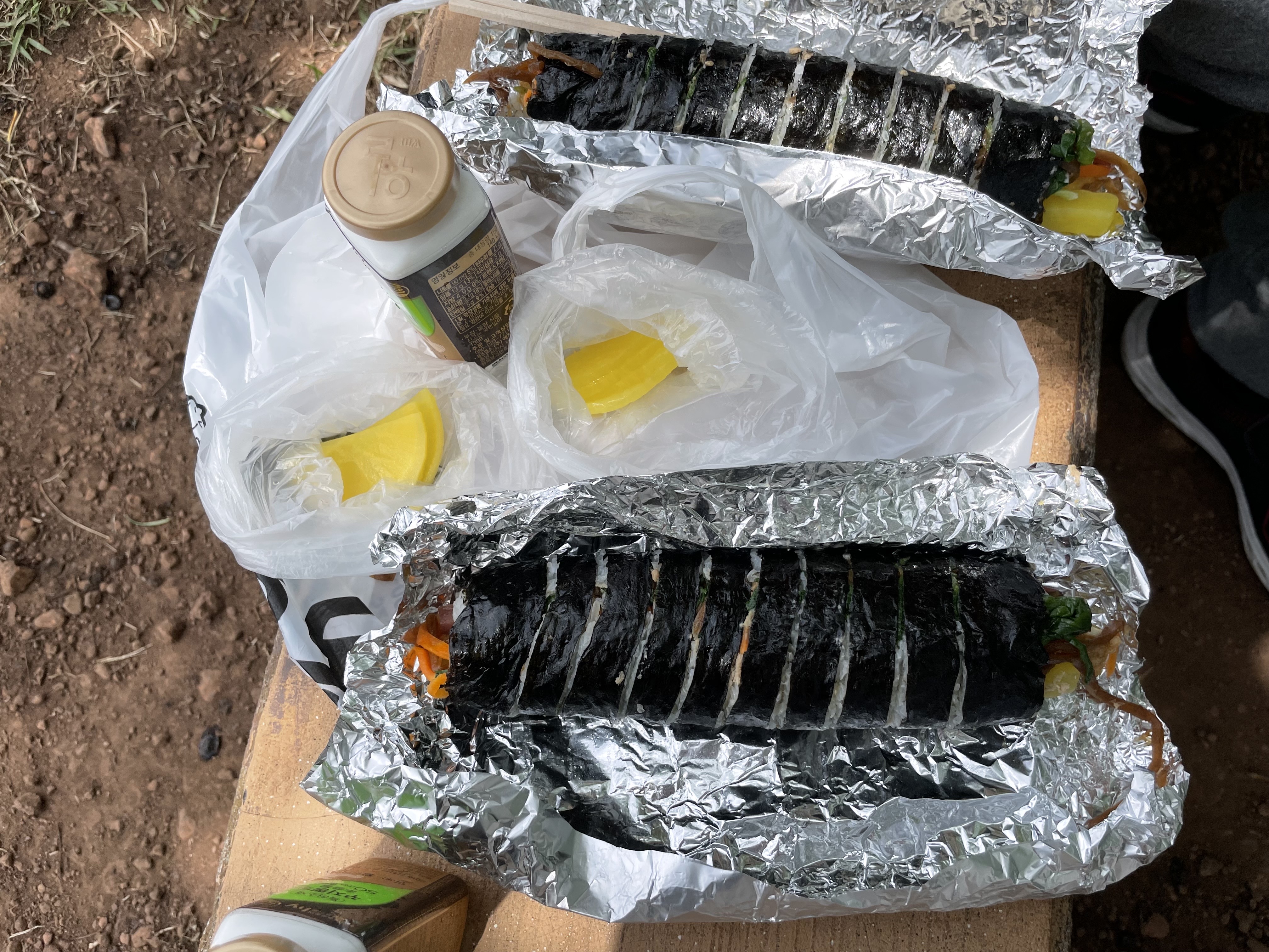 정상에서 먹는 점심은 꿀맛이었어요