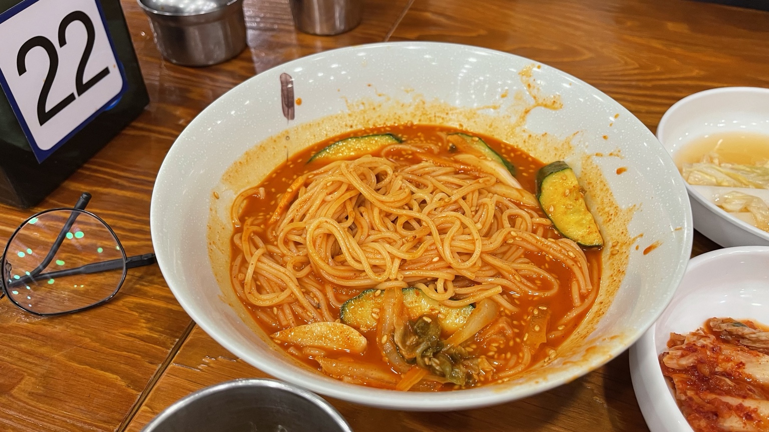 인덕원 비빔국수 안양본점 후기 - 매콤한 비빔국수와 깔끔한 잔치국수 맛집