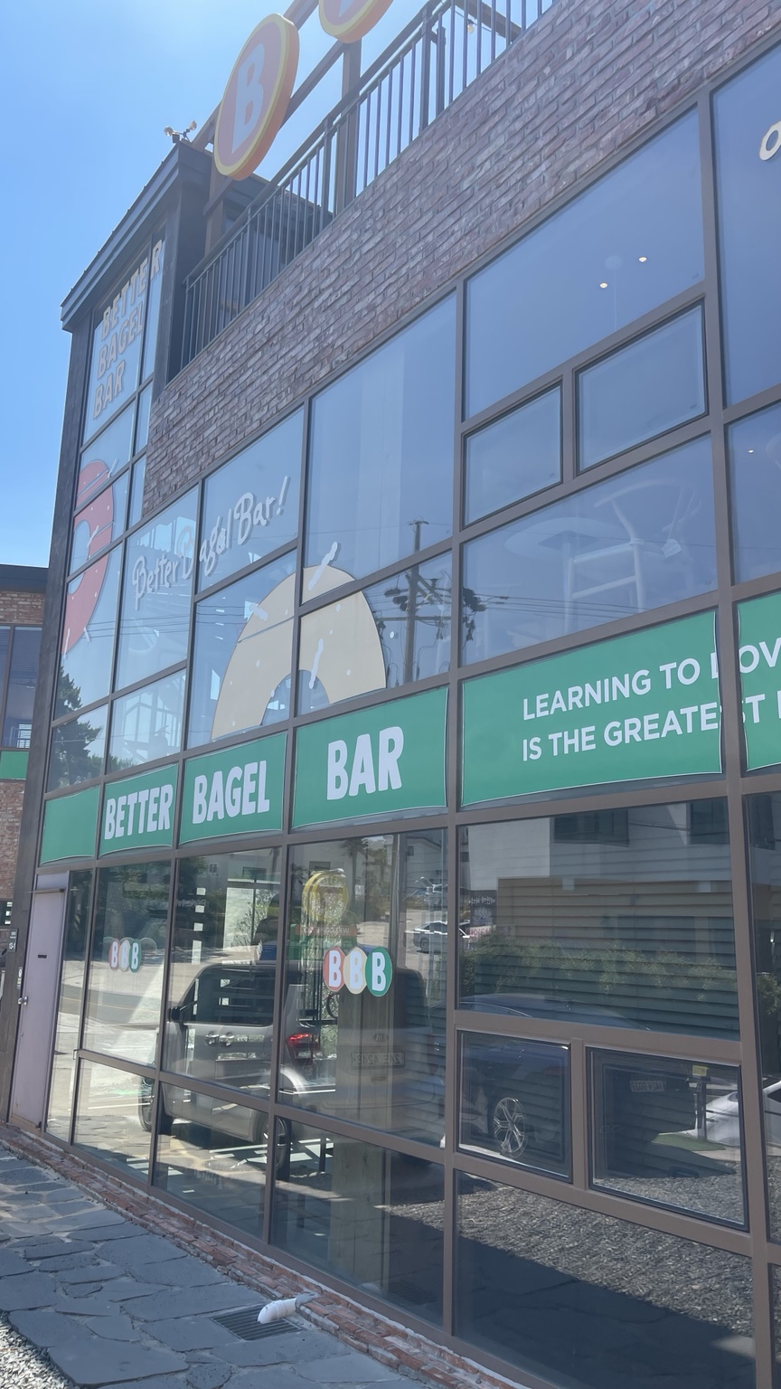 큰 유리창과 BETTER BAGEL BAR 로고가 보이는 베럴베이글바 외관