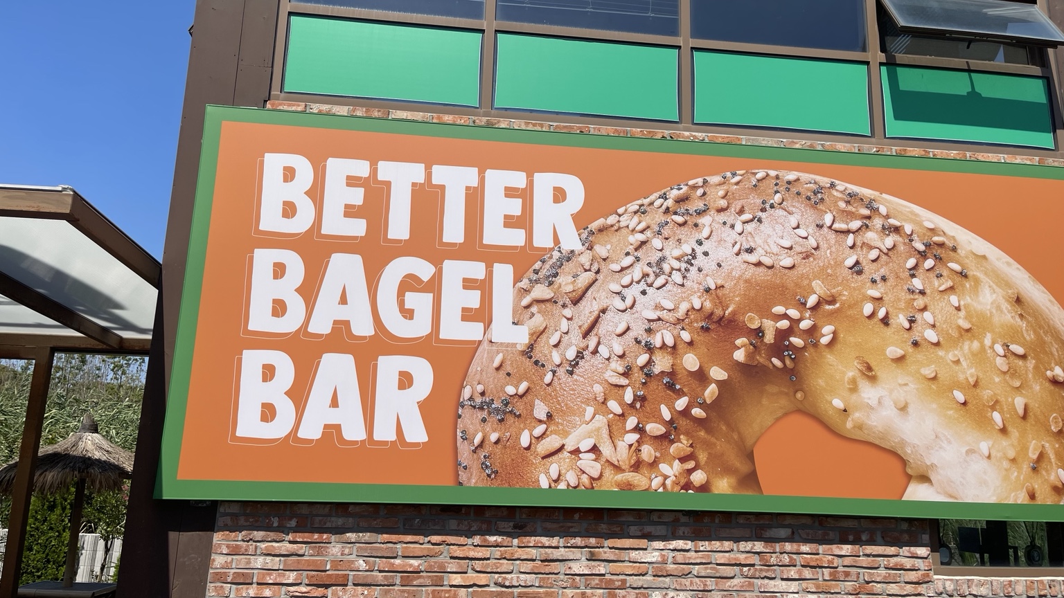 건물 외벽에 크게 붙은 BETTER BAGEL BAR 베이글 간판